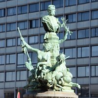 statue