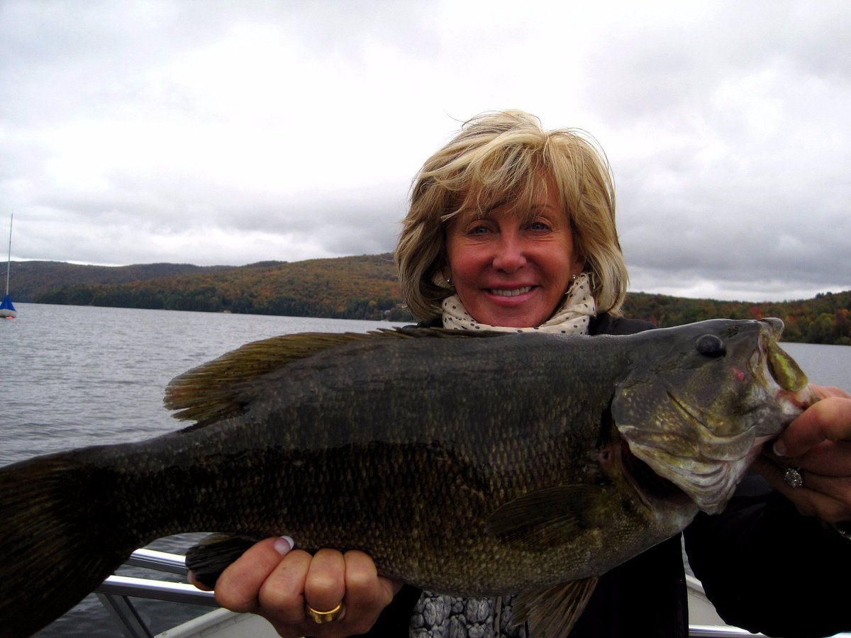 Elle pêche une truite de 28 livres sur le lac Memphrémagog - Le Reflet du  Lac