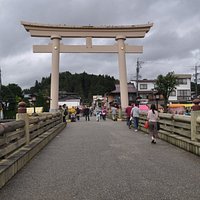 東詰めに大鳥居があります。この橋は昔(20年前くらい?)はありませんでした。