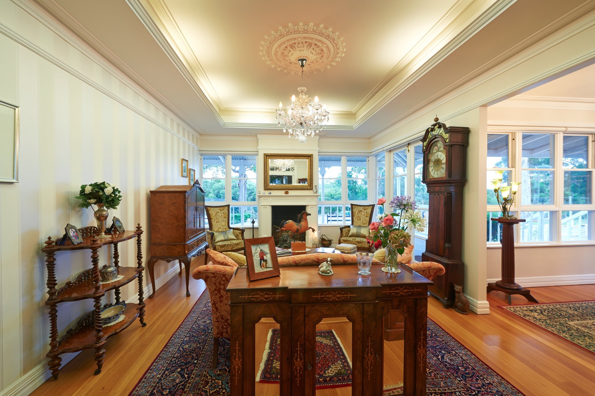 Karri House. Eat - Stay - Love by null