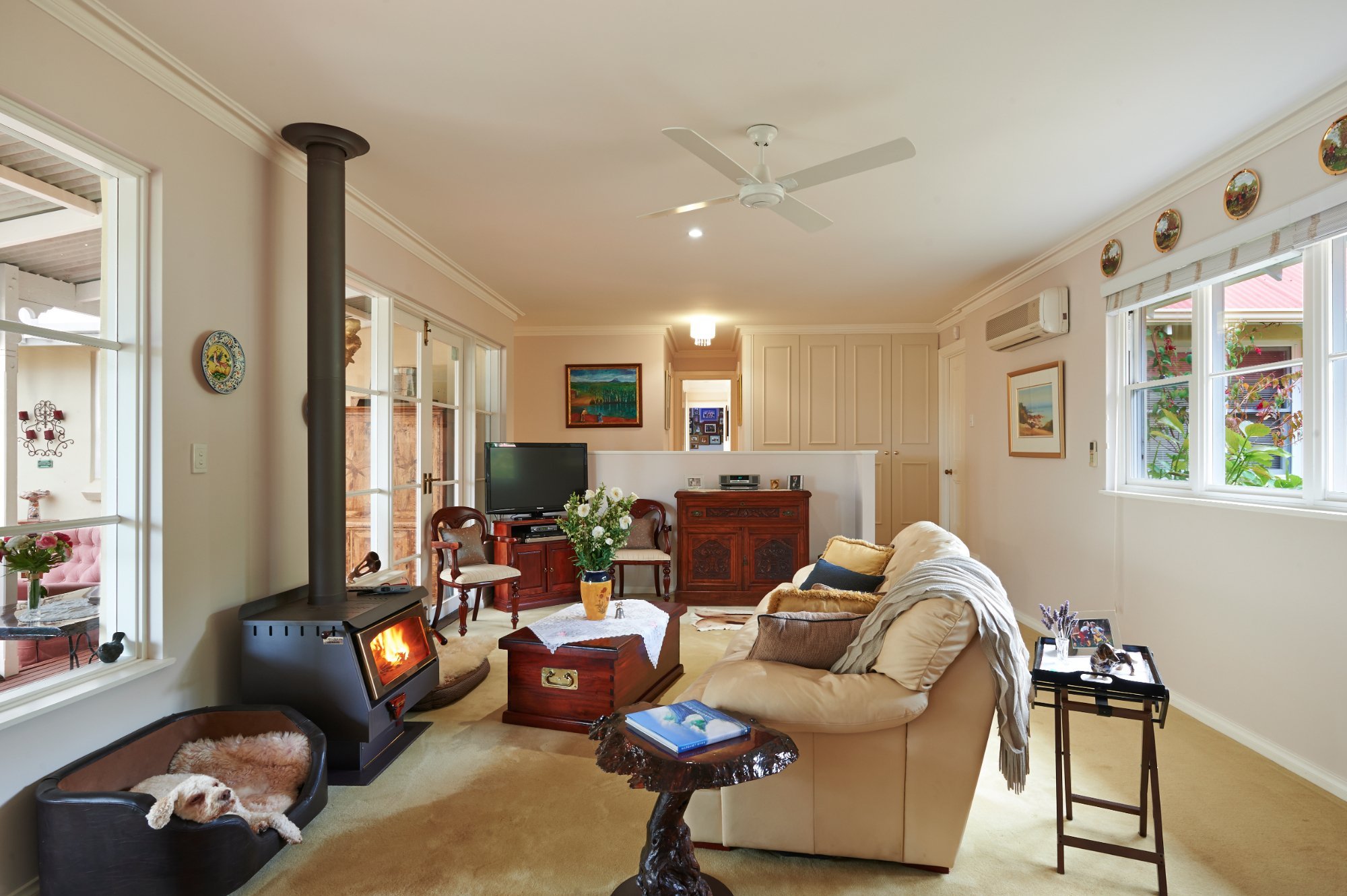 Karri House. Eat - Stay - Love by null
