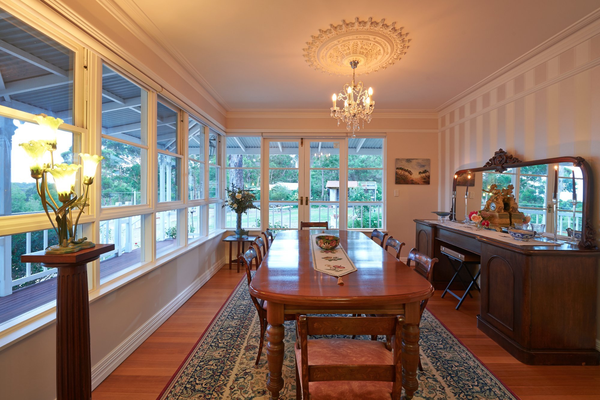 Karri House. Eat - Stay - Love by null
