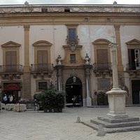 Il palazzo e piazza dei vespri