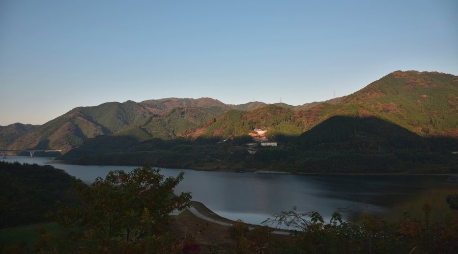 奥津湖の向こうの山も紅葉