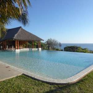 Infinity pool with swim up bar