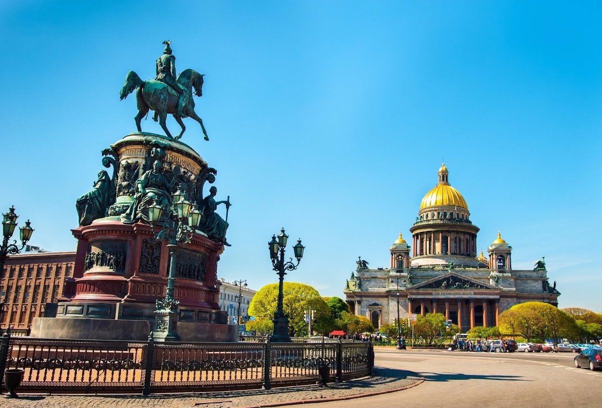 Исаакиевский собор и памятник Николаю 1 в Санкт-Петербурге