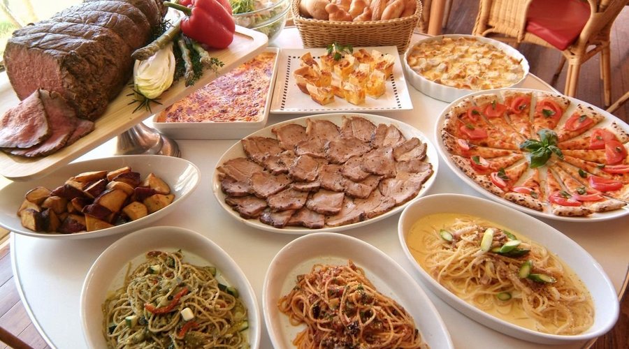 レストランいちご一会では旬の食材を使ったたくさんの料理を食べ放題にてご提供。