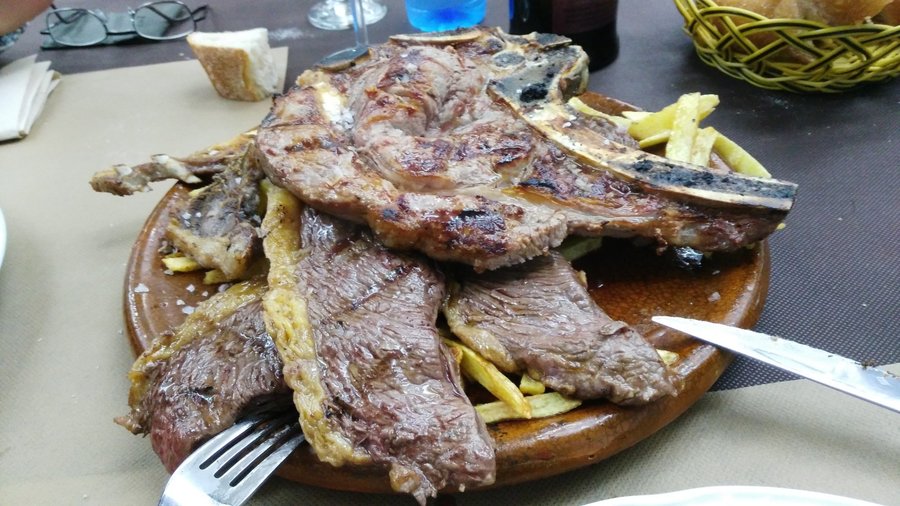 Variado de carne a la piedra