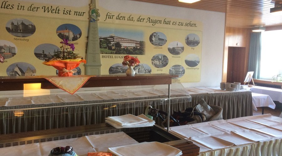 Blick von außen und in den Speisesaal