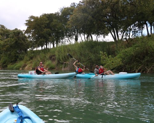 Nếu bạn thích mạo hiểm và thử thách bản thân, thì hãy đến với chèo thuyền ở Austin. Với danh sách top 10 điểm chèo thuyền kayak & chèo xuồng tại đây, bạn sẽ được trải nghiệm những cảm giác tuyệt vời khi đi chèo thuyền và chiêm ngưỡng những bức tranh thơ mộng của thành phố Austin.