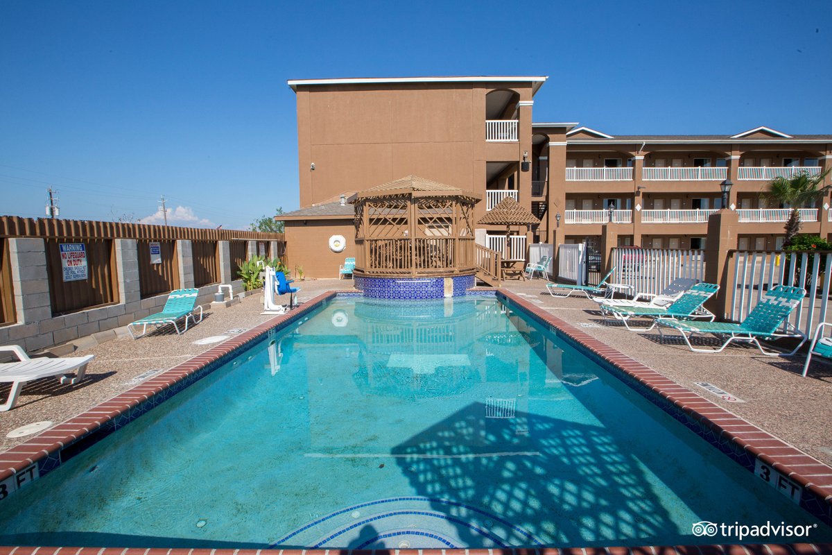 Red Roof PLUS+ Galveston - Beachfront Pool Pictures & Reviews - Tripadvisor