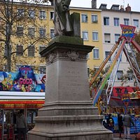 Памятник Жозефу-Мари Жаккарду на Place Croix-Rousse