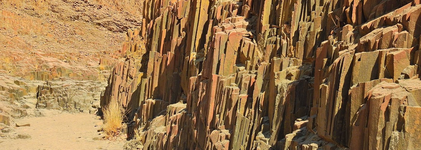 Orgelpfeifen erinnernde an stehender Basaltsäulen...