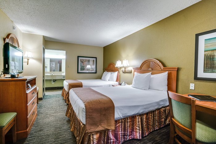 Quality Inn & Suites Dallas-Cityplace Rooms: Pictures & Reviews ...