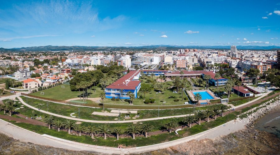 Aerea de jardines,piscina, area deportiva, edificios y situacion junto al mar y playa
