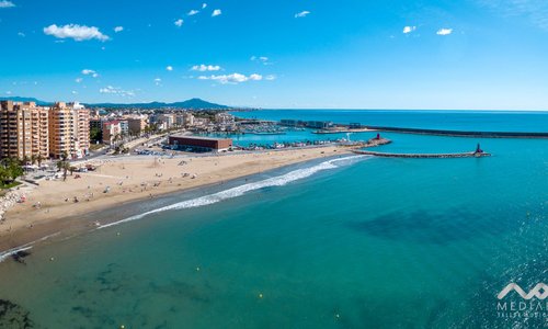 zona playa, puerto de pesca y puerto deportivo junto al Parador