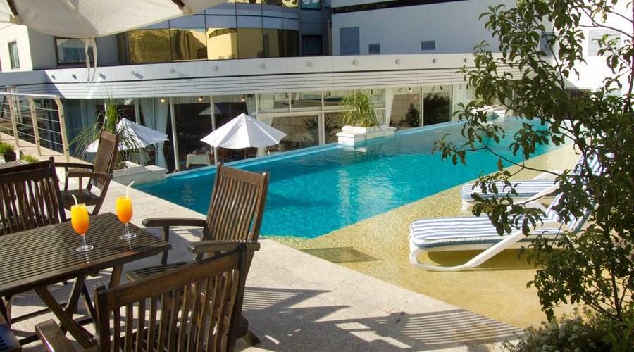 Piscina y Solarium Abasto Hotel