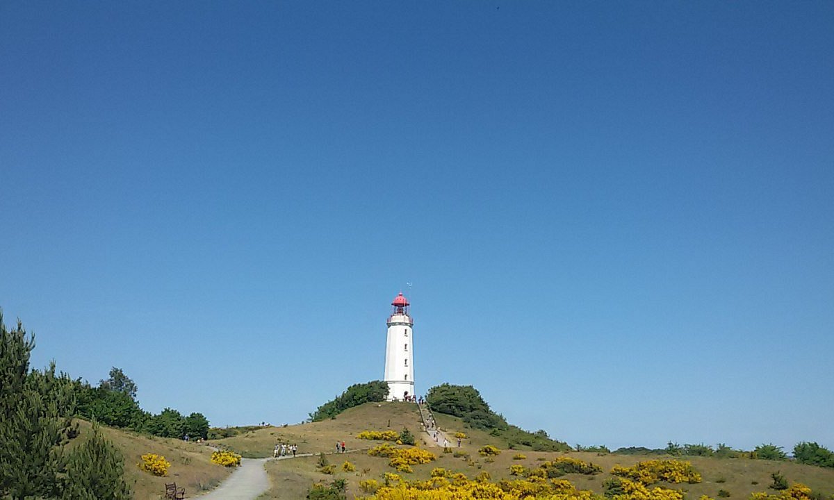 Leuchtturm auf dem Dornbusch der Ostseeinsel Hiddensee bei Sonnenuntergang