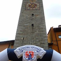 Sotto la Torre scorre la vita della città, parte ed arriva anche una gara di corsa