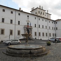 fontana e Palazzo Chigi