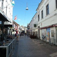 Tidig förmiddag i Ålborgs centrum en vacker sommardag