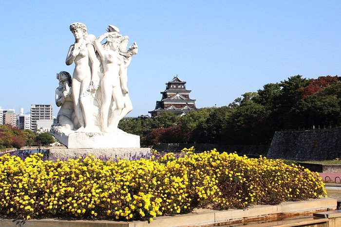 「花の精」の噴水と広島城