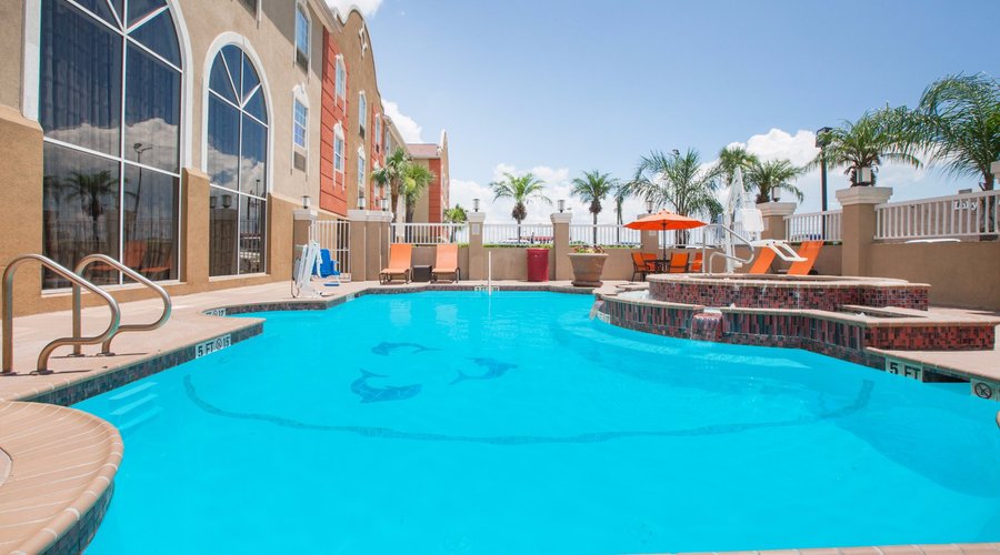 Outdoor Pool & Hot Tub