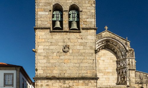 igreja nsa sra oliveira que se localiza neste largo