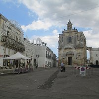 La chiesa e la piazza