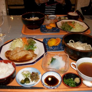 豚のしょうが焼き定食。うどんも付いてます。