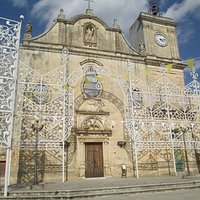 Facciata con le luminarie per la festa