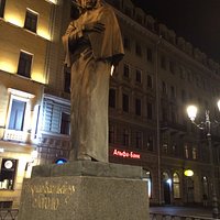 памятник Гоголю на Малой Конюшенной