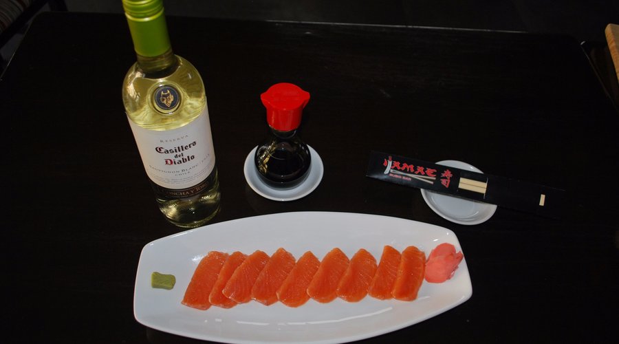 sashimi de salmon ,,,, buenisimo con el mejor salmon de chile .....
