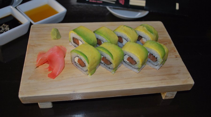 AVOCADO ROLLS ..... UNA COMBINACION DE INGREDIENTES QUE RESULTA PERFECTA AL PALADAR.....RECOMEND