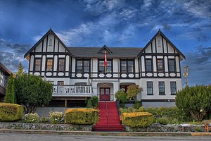 The Old Courthouse Inn in Powell River, image may contain: Villa, Housing, Cottage, Hotel