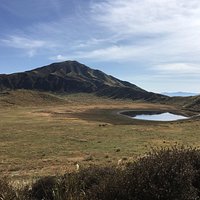 草千里の西 展望台付近からの草千里越しの烏帽子岳