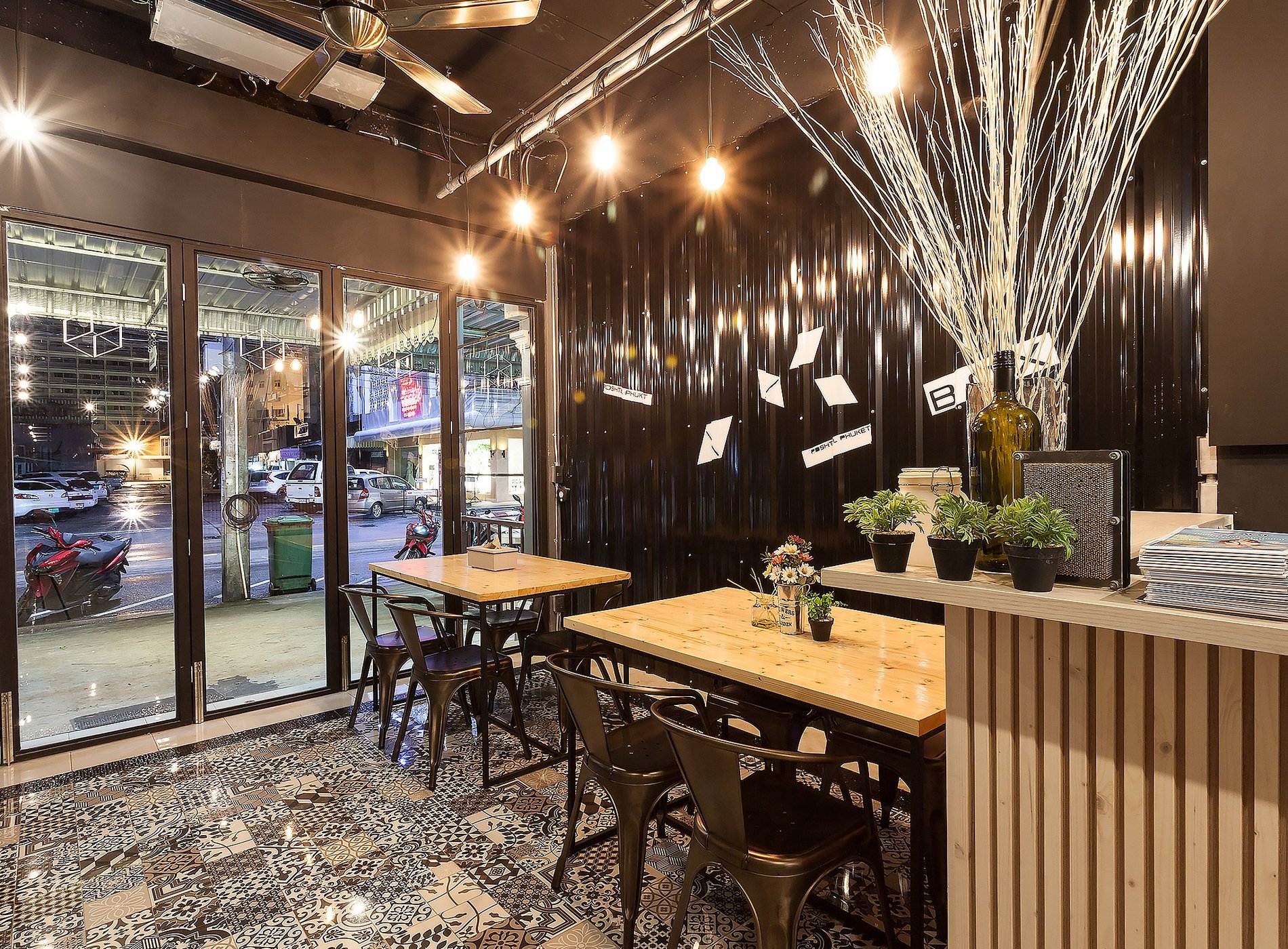 Box Poshtel by null