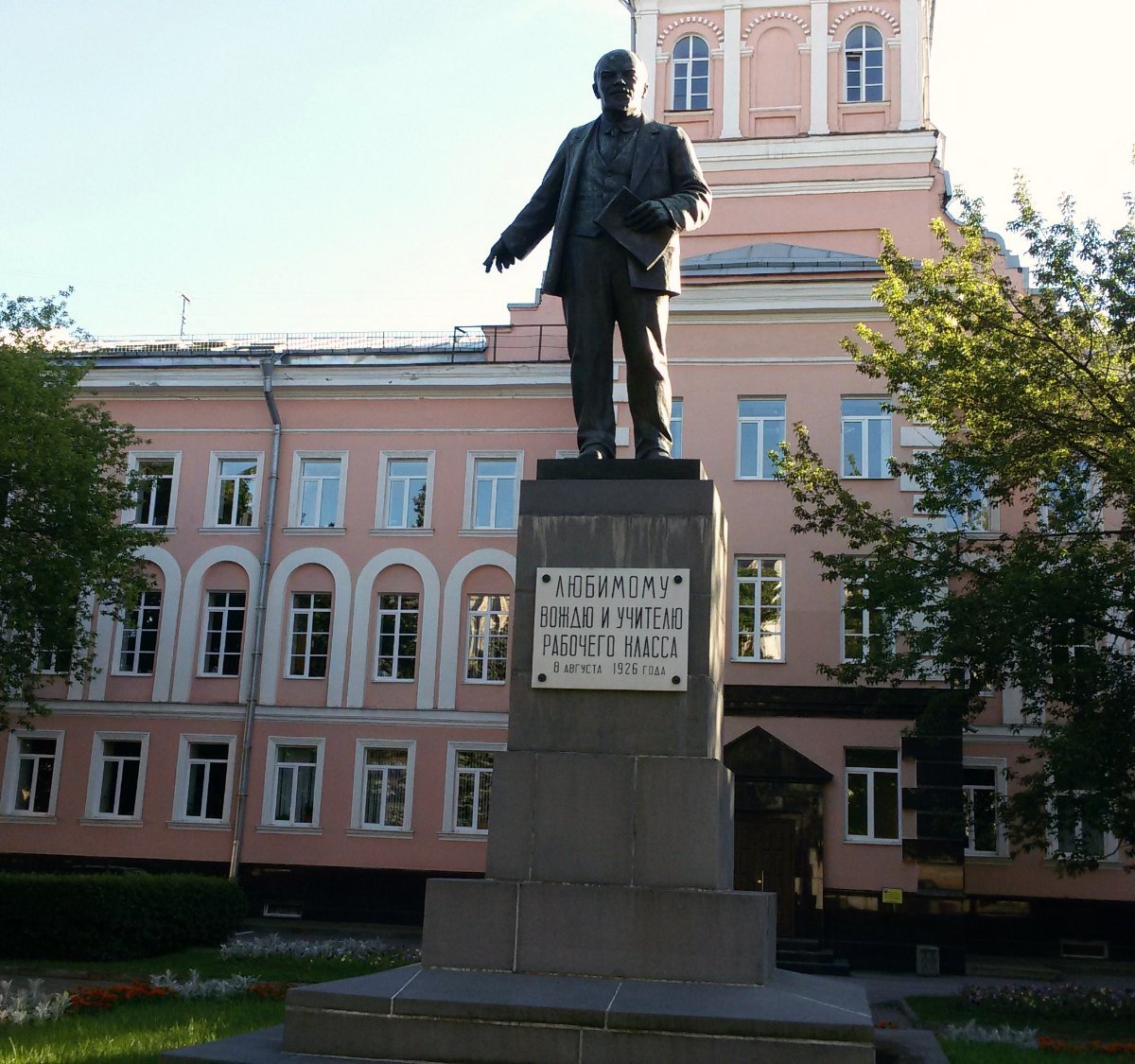 Ленин санкт петербург. Памятник Ленина на Обуховской обороне. Памятник Ленину на пр Обуховской обороны. Памятник Ленину у Невского завода. Первый памятник Ленину в СПБ.