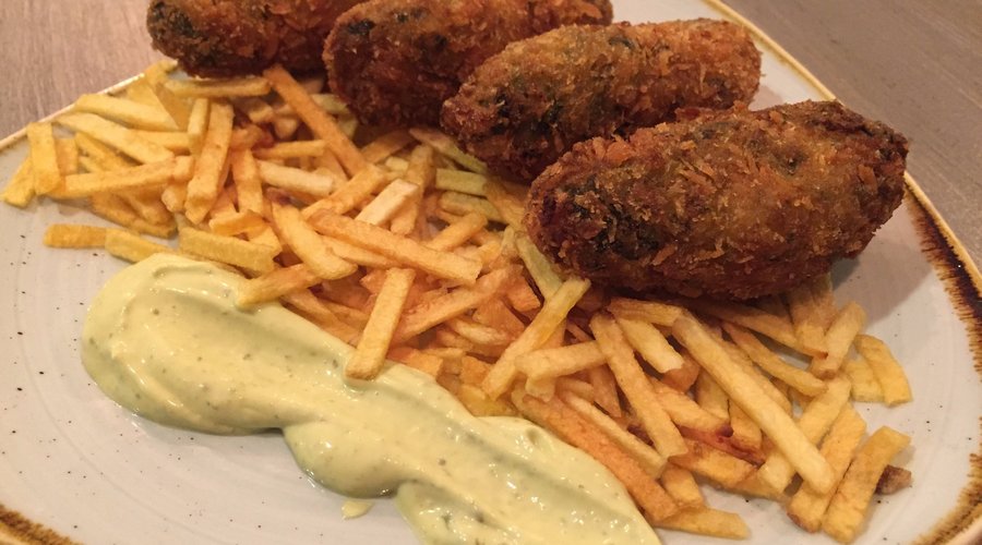 Croquetas de salmón y espinacas, con mayonesa de albahaca