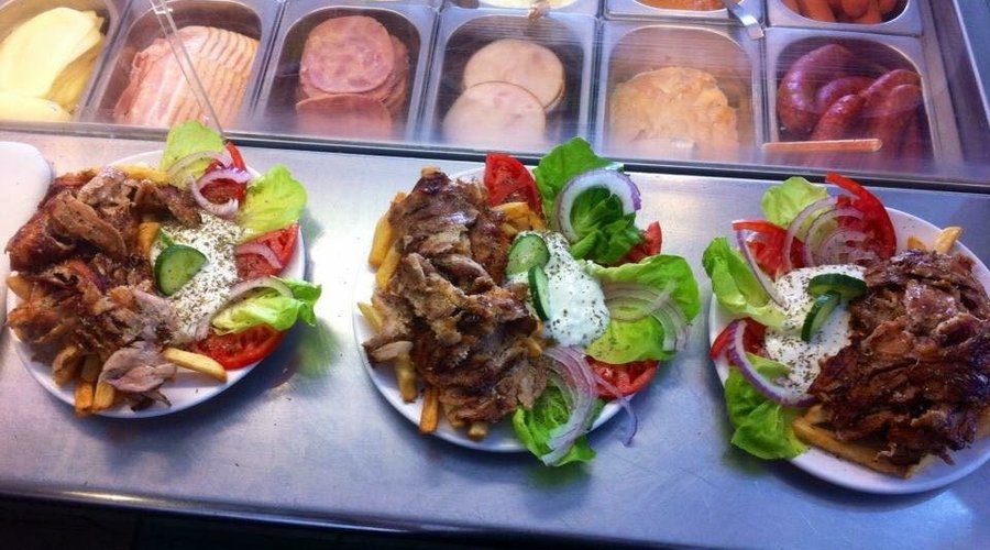 Omorfes merides apo to snack bar leonidas