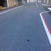 アスファルトがブルージーンズの色です。注目