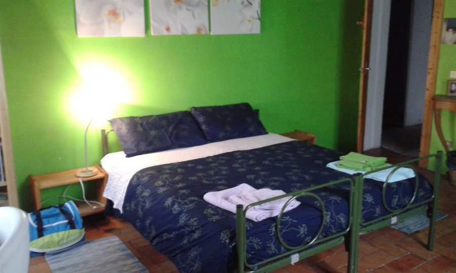 Camera verde di Giulia, 20mq, tre letti singoli o matrimoniale più singolo.
