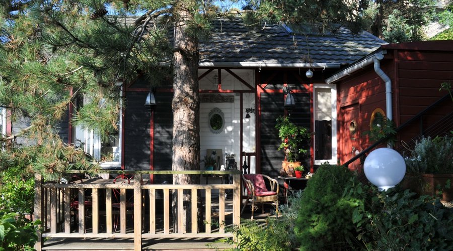 Les chambres du Chat Perché nichées dans une maison en bois avec vue ville et mer