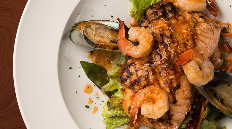 Baked salmon with panfried prawns 