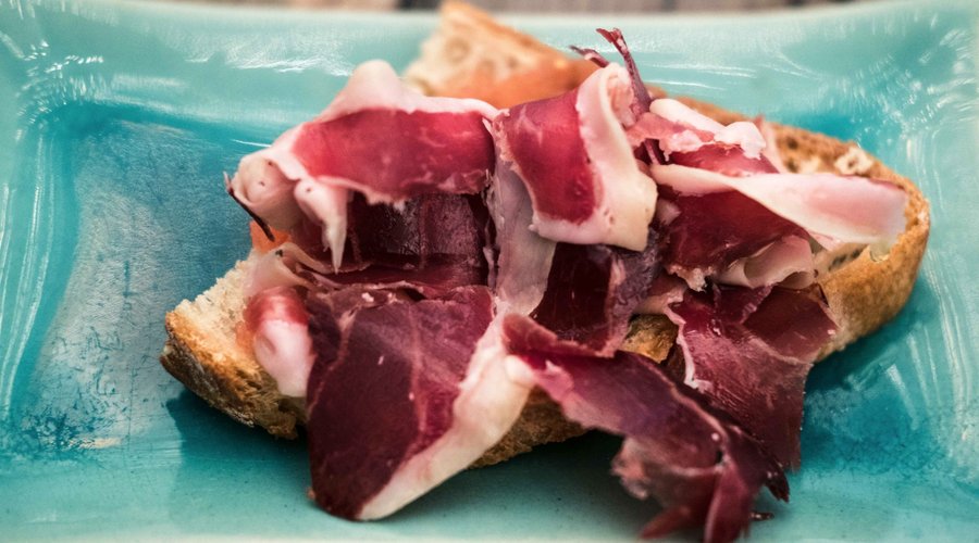 Tostada de jamón y pan con tomate