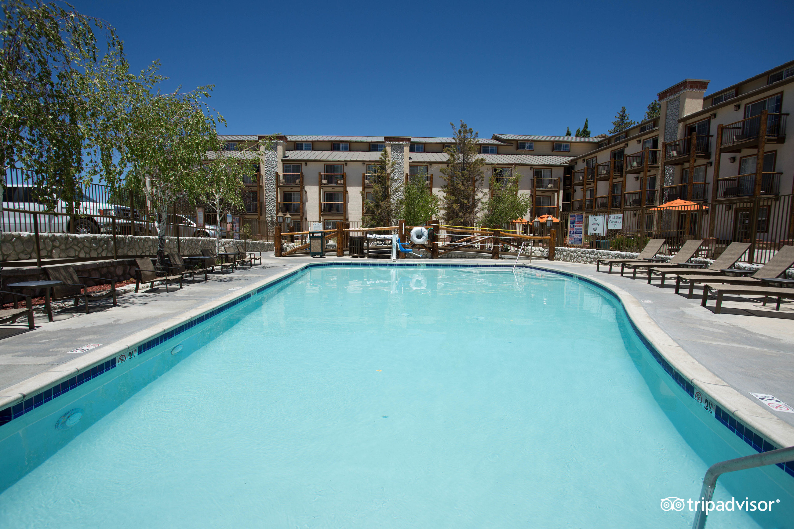 THE LODGE AT BIG BEAR LAKE A HOLIDAY INN RESORT 114 1 6 4   Pool  V14804262 