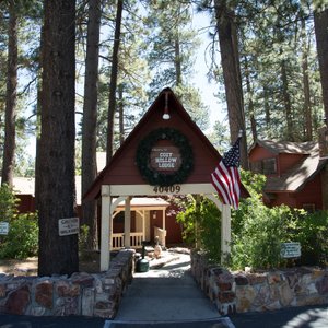 Entrance at the Cozy Hollow Lodge