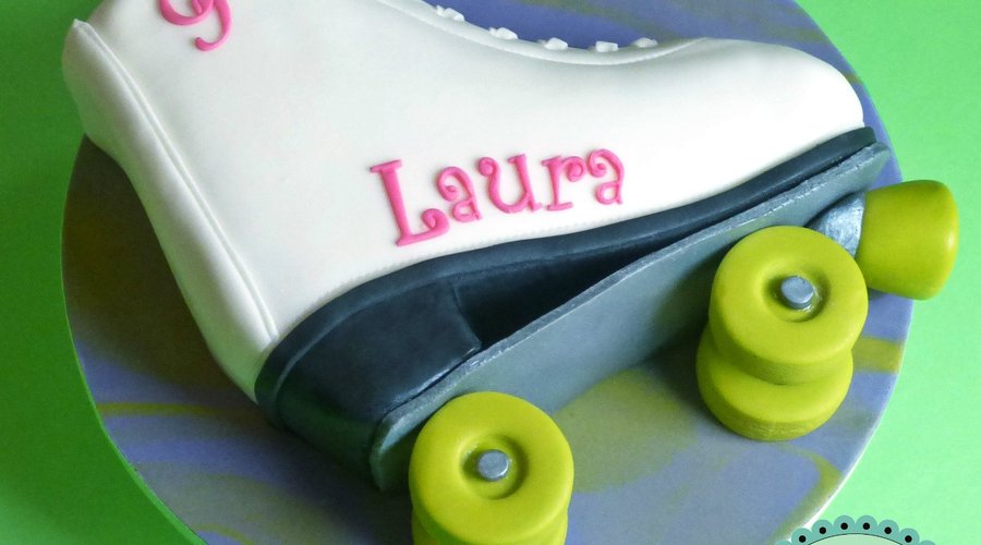 torta di cake design a forma di pattino a rotelle