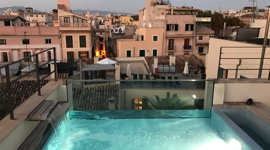 Roof terrace splash pool by night