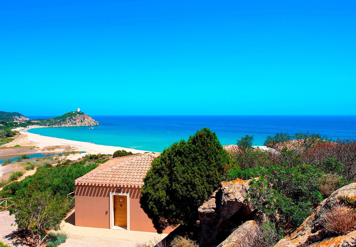 Baia di Chia Resort Sardinia, Curio Collection by Hilton, hotel a Sardegna